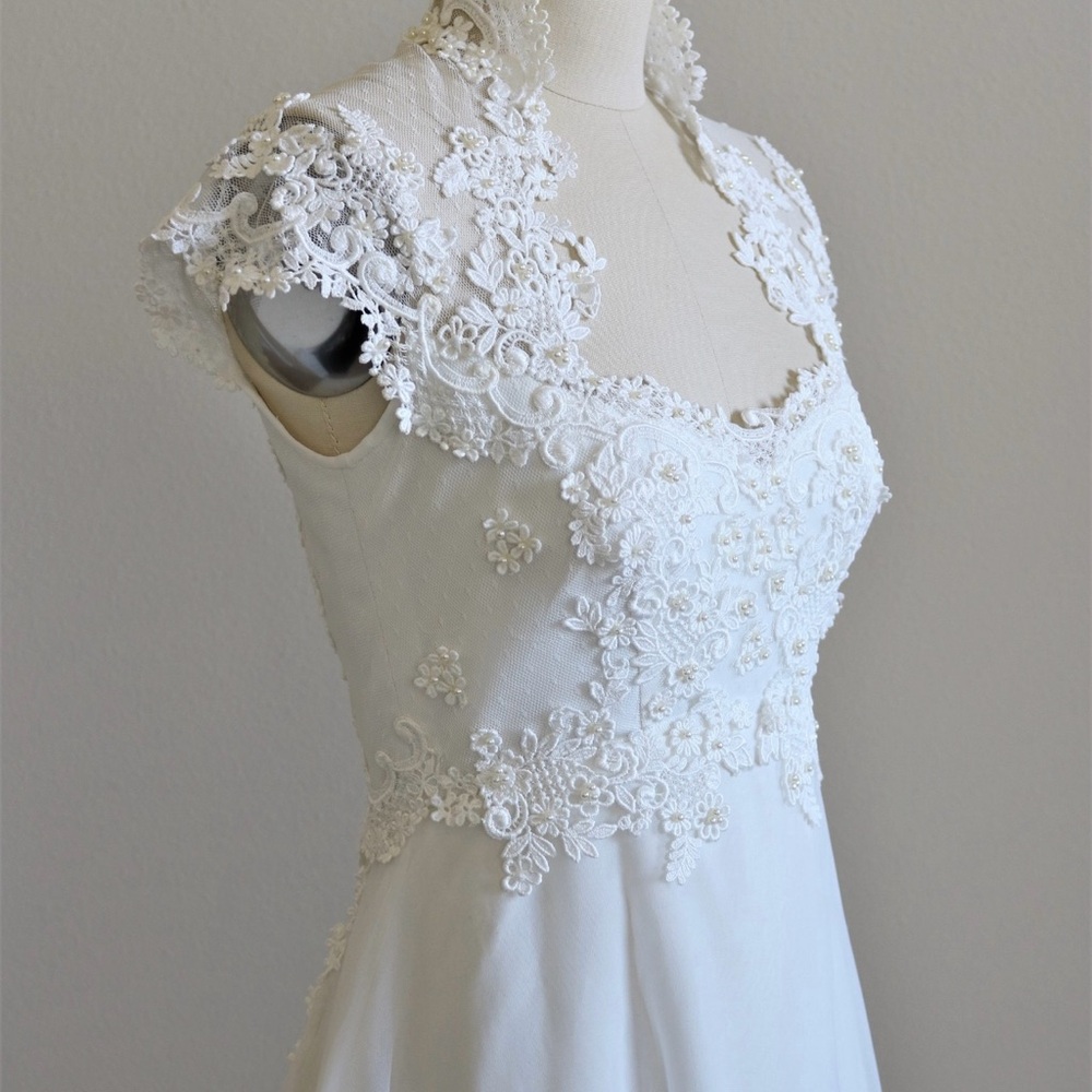 Elegant White Lace Wedding Dress - image 3